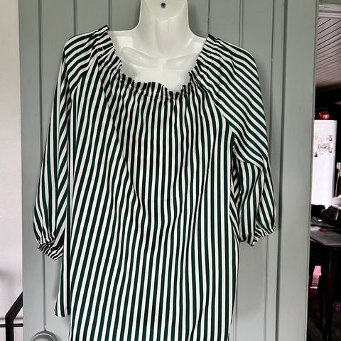 Hm bluse str 38, hvit og grønn stripete