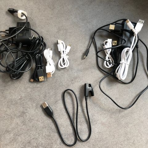 Diverse kabler gis bort. Micro-USB, USB-C og top Garmin 245