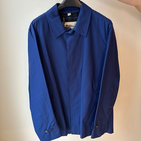 NY Pris: Ubrukt Burberry jakke i blåfarge