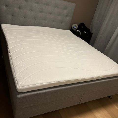 Pent brukt seng med ny overmadrass