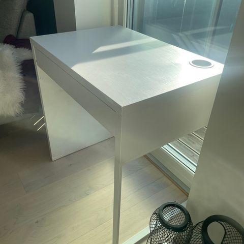 Hvit pult/bord