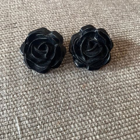 Sorte roser øredobber. Kjøp 5 annonser å billigste gratis + frakt inkl.
