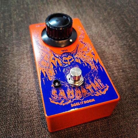 DOES IT DOOM SABBATHI FUZZ PEDAL