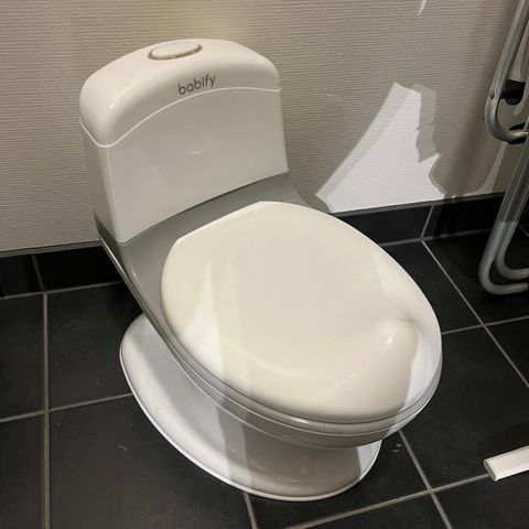 Toilet-style potty with real flush noise