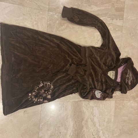 CHillNorway brun, myk kjole i fløyel til salgs 400,-