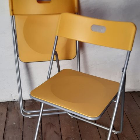 Gule, solide klappstoler (reservert)