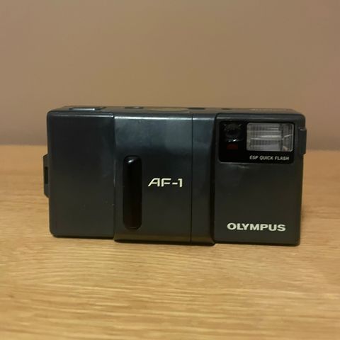 Til salgs: Olympus AF-1 kamera