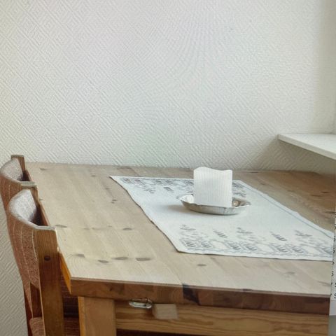 Kjøkkenbord i furu pluss fire stoler og lem