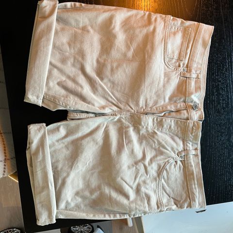 Beige chinos-shorts fra H&M