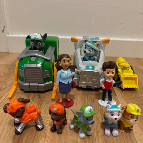 Diverse Paw patrol biler og figurer