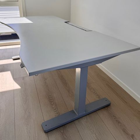 Hev og senk-pult 180x90 cm til salgs - Perfekt for hjemmekontoret eller student!