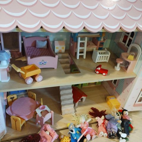 Sophies hus -nydelig dukkehus i tre med masse tilbehør