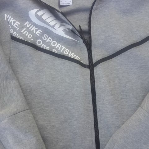 Nike tech fleece jakke str M. Kun prøvd på.