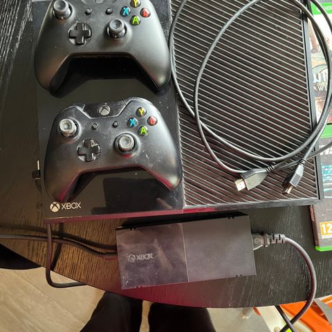 Xbox One med to kontroller alle kabler og 3 spill
