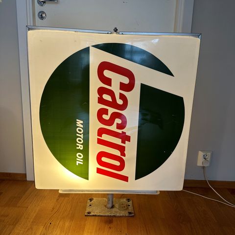 Castrol reklameskilt med lys