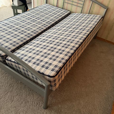 Stål dobbel seng  i bra stand med 2 ramme madrasser (2x150)