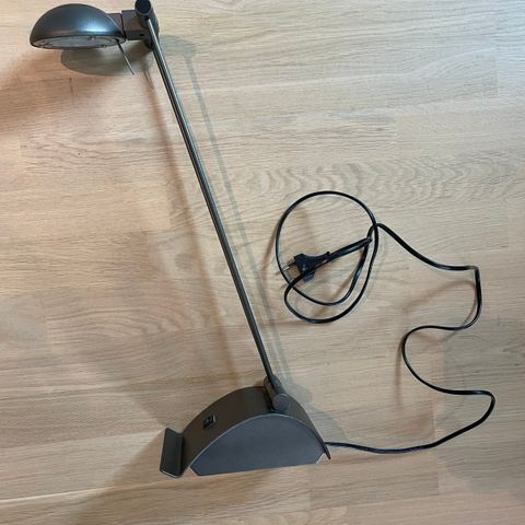 En grå arbeidslampe og to hvite leselys med klampe