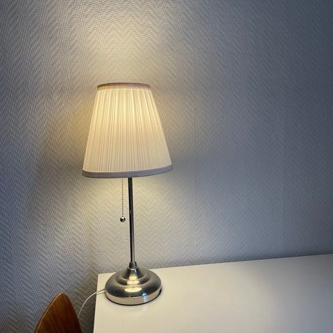 Fin bordlampe