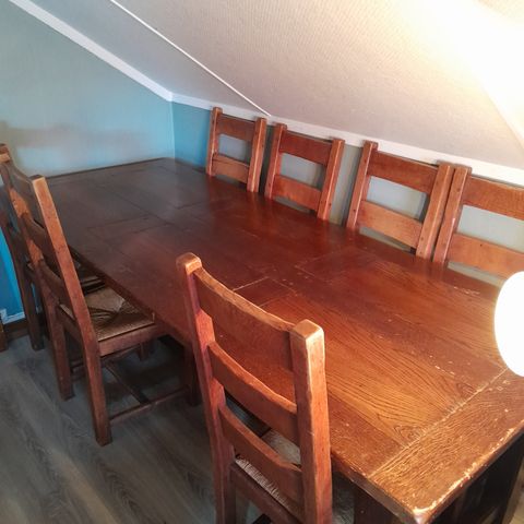 Spisestuebord med 8 stoler