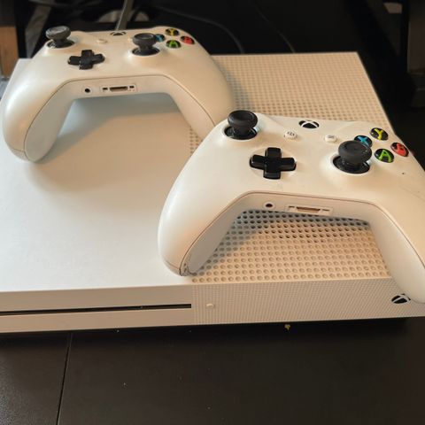 XBOX One S 1TB, 2x kontrollere, spill og starlink