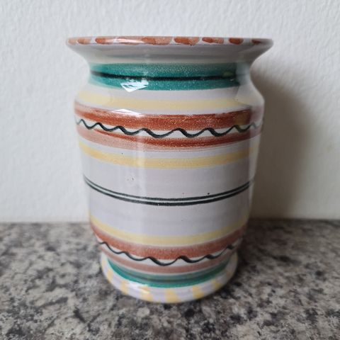 Liten vase fra Graveren keramikk