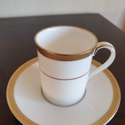 Eksklusivt kaffe-servise: 12 kopper/skåler/asjetter fra Royal Doulton