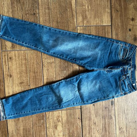 Jeans med søte detaljer