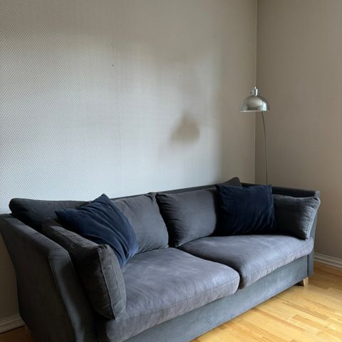 Balder sofa fra Home&Cottage i mørk grå farge