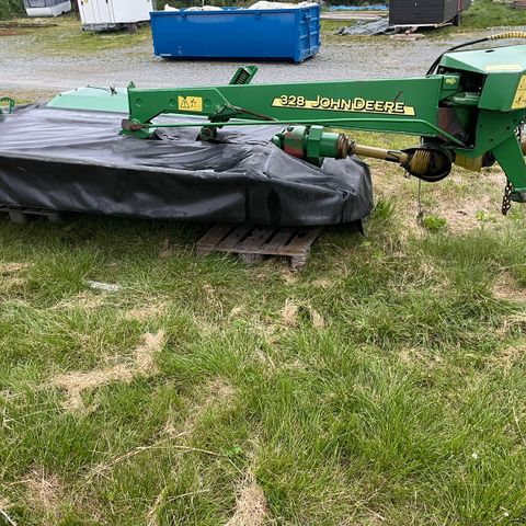 John Deere 328 slåmaskin selges