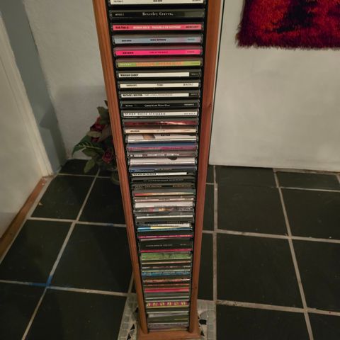 Pent brukt furu cd stativ selges fullt av cd-er.