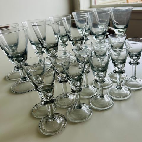 20 Tangen glass fra Hadeland Glassverk selges samlet