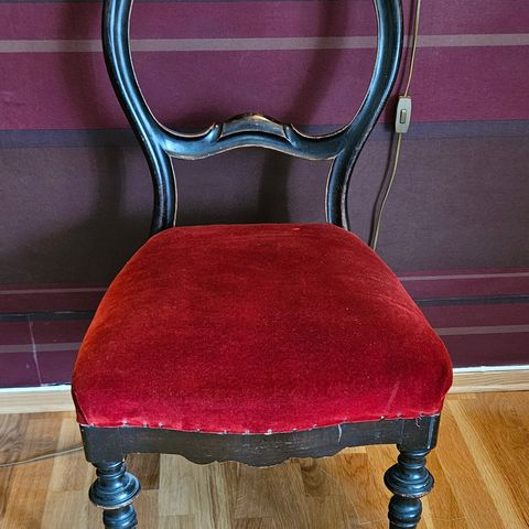 Antikk stol i rødt stoff