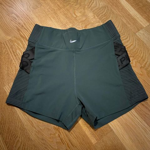 Nike aeroadapt treningsshorts selges