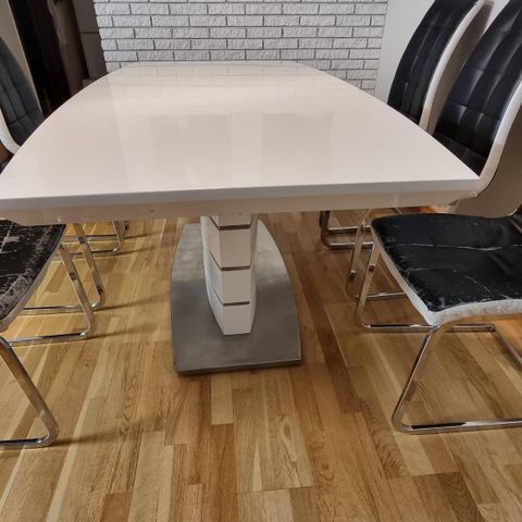 Utvidbart spisebord med 6 stoler til salgs