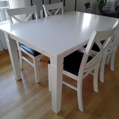 Kjøkkenbord + 4 stoler