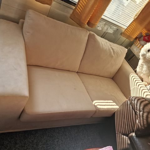 Beige 2 seter sofa selges