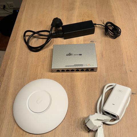 Ubiquiti Unifi UAP-AC-Lite + UniFi Switch 8 POE