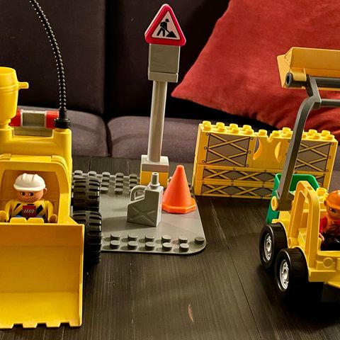 LEGO® DUPLO® Billig! To gravemaskiner med figurer, brett og utstyr.