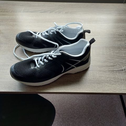 Sports shoes eu size 42