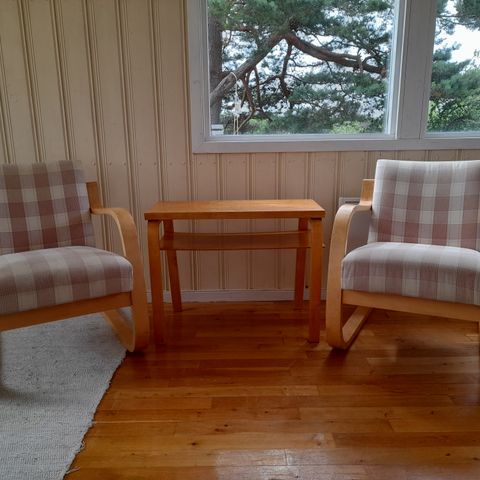 Unike Alvar Aalto designstoler med tilhørende sidebord