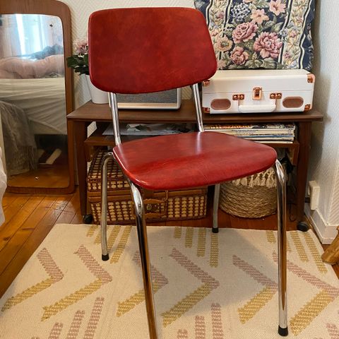 Fin og pent brukt rød retro stol i respatex stil