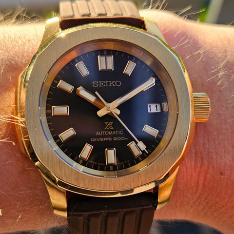 Seiko Nautilus gold mod med original SPB147 skive og visere