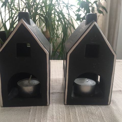 To sorte hus i keramikk/porselen til telys