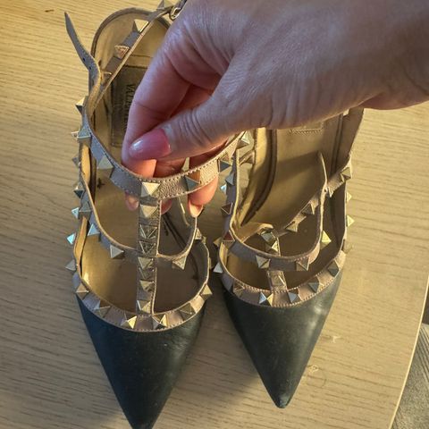 valentino rockstud 37,5 - trenger en tur til skomaker