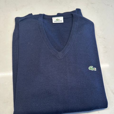 Lacoste genser størrelse 3 (medium) for herre i marineblå