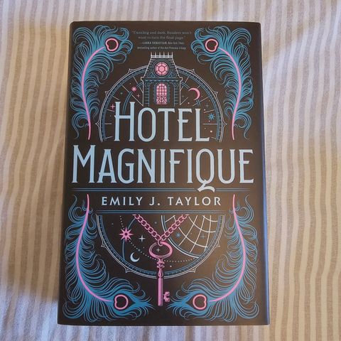 Hotel Magnifique av Emily J. Taylor - innbundet og signert owlcrate utgave