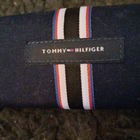 Flott blått Tommy Hilfiger skall brille etui.