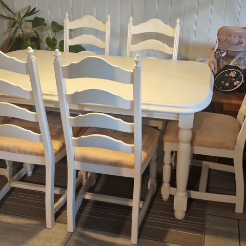 Spisebord med to klaffer og seks stoler