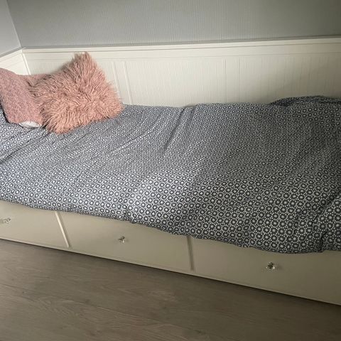 IKEA dagpenger med 3 skuffer/ 1 madrass .