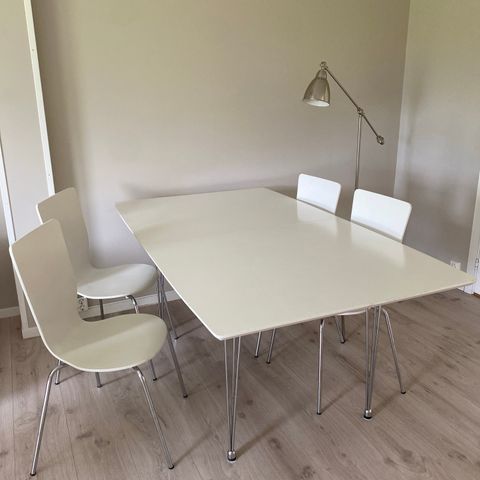 Hvitt spisebord med fire stoler